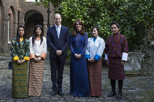 Απίστευτο! Πόσο κόστισε το φόρεμα της Kate Middleton για την επίσκεψη της στην Ινδία; [photo] - Φωτογραφία 2