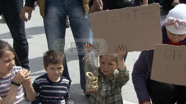 Ιωάννινα: Και οι πρόσφυγες στην πορεία της ΑΔΕΔΥ μαζί με ένα... φίδι! [photos] - Φωτογραφία 3