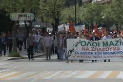 Ιωάννινα: Και οι πρόσφυγες στην πορεία της ΑΔΕΔΥ μαζί με ένα... φίδι! [photos]