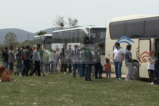 Ιωάννινα: Αρνήθηκαν να κατέβουν απο τα λεωφορεία οι πρόσφυγες - Αγανακτισμένοι οι οδηγοί - Φωτογραφία 1