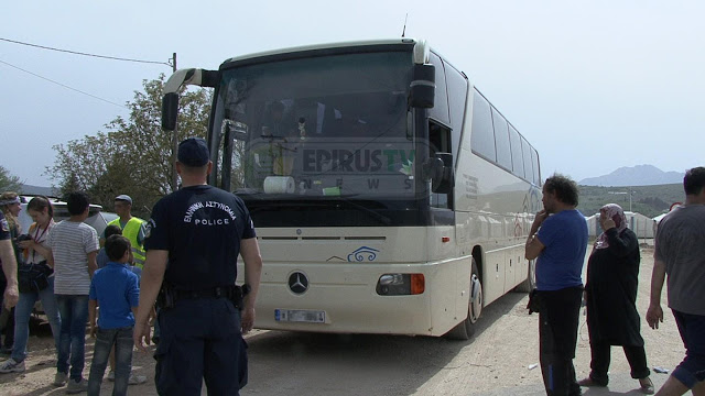 Ιωάννινα: Αρνήθηκαν να κατέβουν απο τα λεωφορεία οι πρόσφυγες - Αγανακτισμένοι οι οδηγοί - Φωτογραφία 3