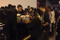 ΣΥΜΒΑΙΝΕΙ ΤΩΡΑ: Συσσίτιο στους πρόσφυγες στην Ε1 [photos]