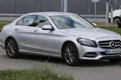 Η ανανεωμένη Mercedes C-Class «συνελήφθη» με ελάχιστο καμουφλάζ