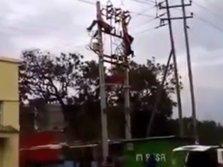 Βίντεο - σοκ: Τεχνικός παθαίνει ηλεκτροπληξία πάνω σε κολώνα ρεύματος και κανείς δεν μπορεί να τον βοηθήσει... [video] - Φωτογραφία 1