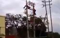 Βίντεο - σοκ: Τεχνικός παθαίνει ηλεκτροπληξία πάνω σε κολώνα ρεύματος και κανείς δεν μπορεί να τον βοηθήσει... [video]
