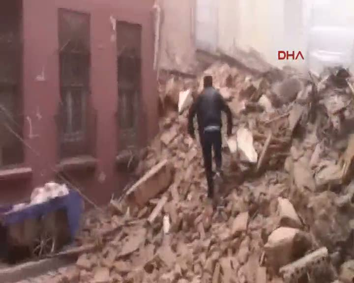 Κατέρρευσε κτίριο στην καρδιά της Κωνσταντινούπολης - Ερευνες στα συντρίμμια [photos] - Φωτογραφία 4
