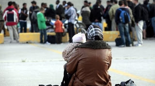 Περίπου 4.500 πρόσφυγες - μετανάστες παραμένουν στον Πειραιά - Φωτογραφία 1