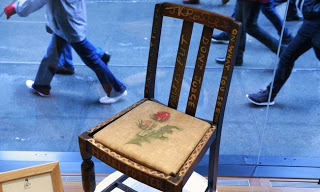 352.000 ευρώ για την καρέκλα της Τζοάν Κ. Ρόουλινγκ όταν δημιούργησε τον Χάρι Πότερ - Φωτογραφία 1
