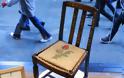 352.000 ευρώ για την καρέκλα της Τζοάν Κ. Ρόουλινγκ όταν δημιούργησε τον Χάρι Πότερ - Φωτογραφία 1