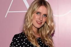 Nicky Hilton: Με στενό outfit και φουσκωμένη κοιλίτσα στο κόκκινο χαλί