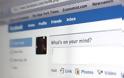 Facebook: Ο κόσμος μοιράζεται ολοένα και λιγότερο προσωπικά status updates