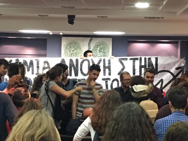 Φοιτητές εισέβαλαν σε αίθουσα λίγο πριν μιλήσει η Ράνια Αντωνοπούλου - Αποκλεισμένη η υπουργός [photos] - Φωτογραφία 5