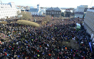 Ισλανδία: Χιλιάδες πολίτες στους δρόμους ζητούν εκλογές - Φωτογραφία 1