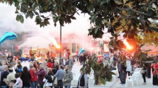 Καπνογόνα και συνθήματα στην υποδοχή της πορείας του Δήμου Πατρέων για την ανεργία στην Ελευσίνα - Τελικός προορισμός σήμερα το Σύνταγμα - Φωτογραφία 1