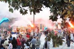 Καπνογόνα και συνθήματα στην υποδοχή της πορείας του Δήμου Πατρέων για την ανεργία στην Ελευσίνα - Τελικός προορισμός σήμερα το Σύνταγμα