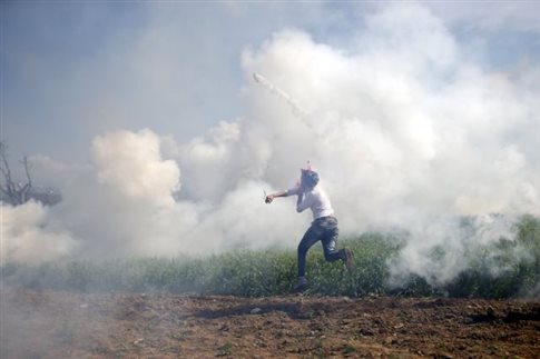 Σοβαρά επεισόδια και δακρυγόνα από την ΠΓΔΜ στην Ειδομένη - Φωτογραφία 1