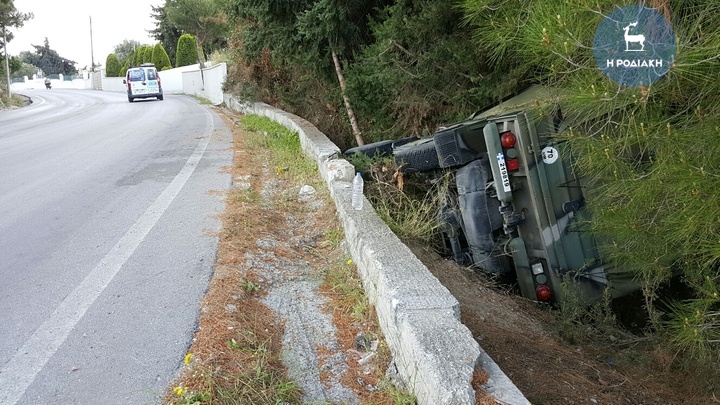Τροχαίο ατύχημα με στρατιωτικό όχημα στη Ρόδο - Φωτογραφία 4