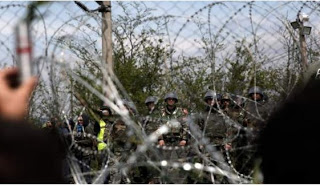 Τους καλούν να ρίξουν τον φράχτη με μολοτοφ - Αλληλέγγυοι ξεσηκώνουν για νέα επεισόδια τους πρόσφυγες στην Ειδομένη - Φωτογραφία 1