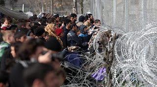 Με κλαδιά ελιάς οι πρόσφυγες «ευχαρίστησαν» τους Σκοπιανούς για τα χημικά - Φωτογραφία 1