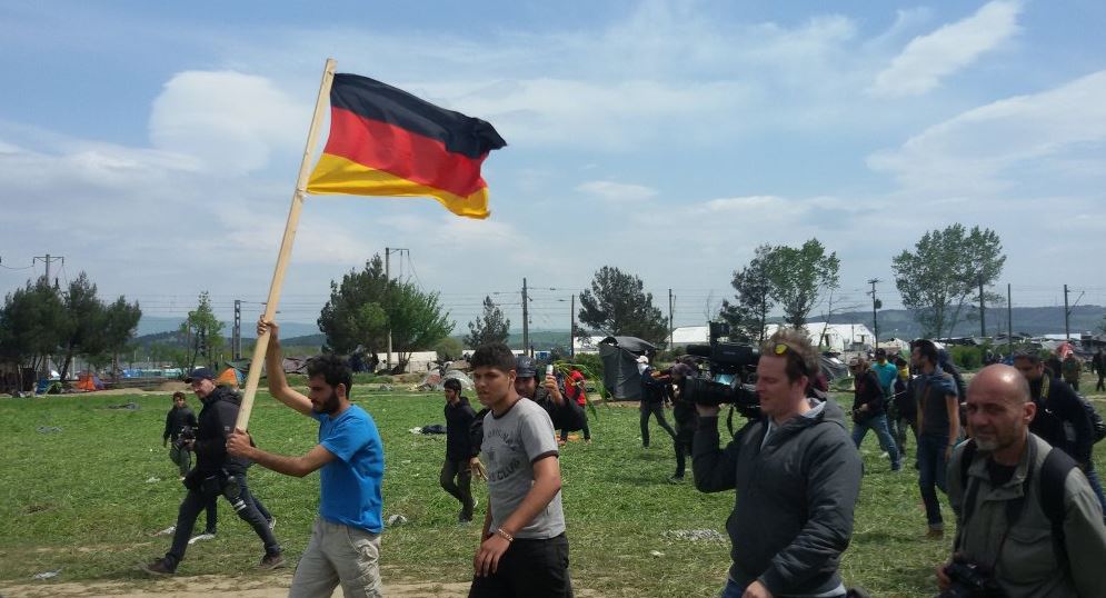 Με κλαδιά ελιάς οι πρόσφυγες «ευχαρίστησαν» τους Σκοπιανούς για τα χημικά - Φωτογραφία 2
