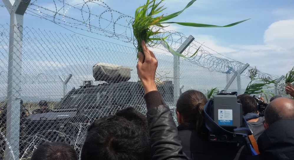Με κλαδιά ελιάς οι πρόσφυγες «ευχαρίστησαν» τους Σκοπιανούς για τα χημικά - Φωτογραφία 3