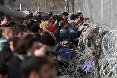Με κλαδιά ελιάς οι πρόσφυγες «ευχαρίστησαν» τους Σκοπιανούς για τα χημικά