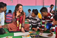 Η Kate Middleton έπαιξε με τα παιδιά που ζουν στον δρόμο στην Ινδία... [photos]