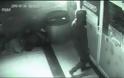 ΕΞΩΠΡΑΓΜΑΤΙΚΟ: Κάμερα καταγράφει άγνωστο νεαρό να περνάει μια πόρτα σαν φάντασμα - Ταξιδιώτης του χρόνου, ή κάποιος που διέρχεται από μια άλλη διάσταση; [video]