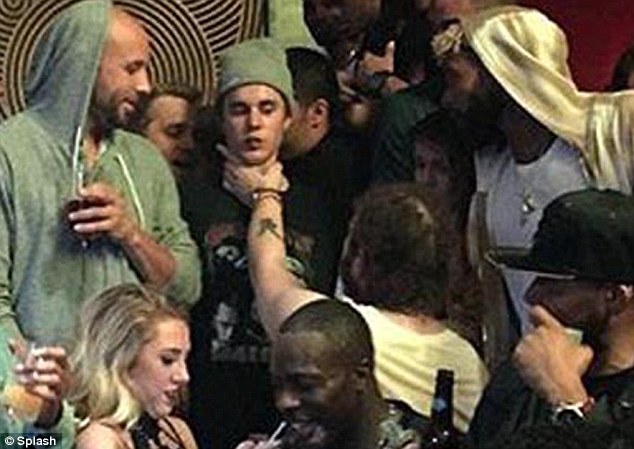 Άγριος καυγάς σε μπαρ. Ποιος έπιασε τον Justin Bieber από το λαιμό; [photo] - Φωτογραφία 2