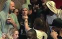 Άγριος καυγάς σε μπαρ. Ποιος έπιασε τον Justin Bieber από το λαιμό; [photo] - Φωτογραφία 2