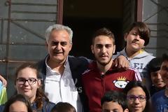 Κώστας Φορτούνης – Επέστρεψε στο Δημοτικό Σχολείο όπου φοιτούσε και ο ίδιος