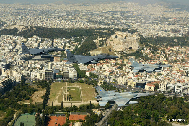 Φωτό και βίντεο από τη Διέλευση Μικτού Σχηματισμού Αεροσκαφών πάνω από τον Ιερό Βράχο της Ακρόπολης - Φωτογραφία 10