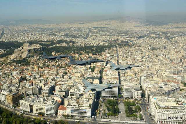 Φωτό και βίντεο από τη Διέλευση Μικτού Σχηματισμού Αεροσκαφών πάνω από τον Ιερό Βράχο της Ακρόπολης - Φωτογραφία 11