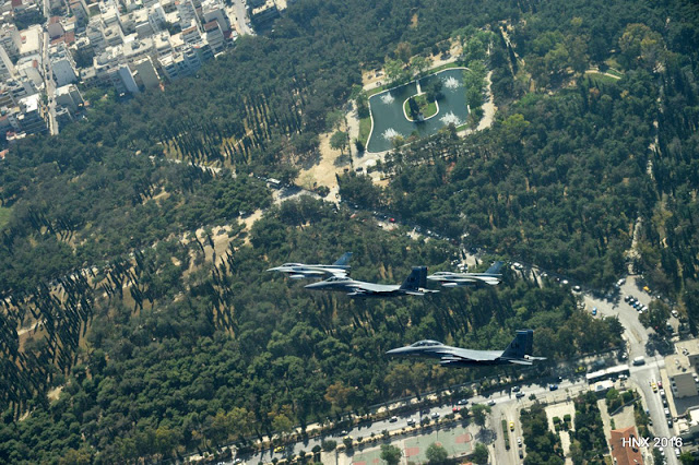 Φωτό και βίντεο από τη Διέλευση Μικτού Σχηματισμού Αεροσκαφών πάνω από τον Ιερό Βράχο της Ακρόπολης - Φωτογραφία 3