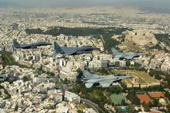 Φωτό και βίντεο από τη Διέλευση Μικτού Σχηματισμού Αεροσκαφών πάνω από τον Ιερό Βράχο της Ακρόπολης