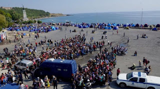 Λέσβος: Με «σκούπα» διώχνουν τους πρόσφυγες λόγω... Πάπα - Φωτογραφία 1