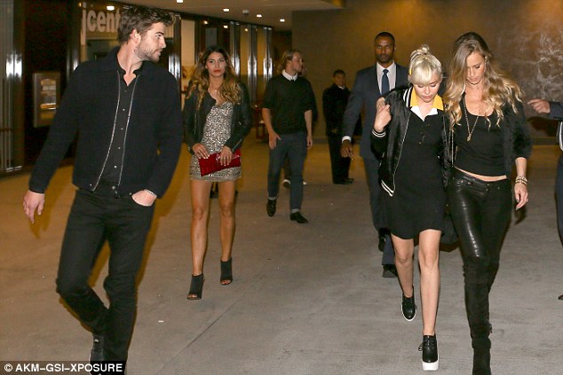 Είναι επίσημο: O Liam Hemsworth θα παντρευτεί με τη Miley Cyrus... [photos] - Φωτογραφία 2