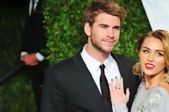 Είναι επίσημο: O Liam Hemsworth θα παντρευτεί με τη Miley Cyrus... [photos]