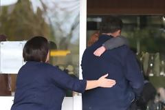 Η συγκινητική στιγμή που ο πατέρας βρίσκει τον χαμένο του γιο... [photos]