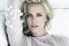 Δείτε τη Charlize Theron πιο κομψή από ποτέ... [photos]