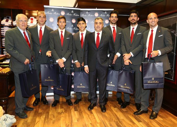 Ο ΘΡΥΛΟΣ ΣΤΟ ΚΑΤΑΣΤΗΜΑ Brooks Brothers ΣΤΟ Golden Hall! (VIDEO & PHOTOS) - Φωτογραφία 3