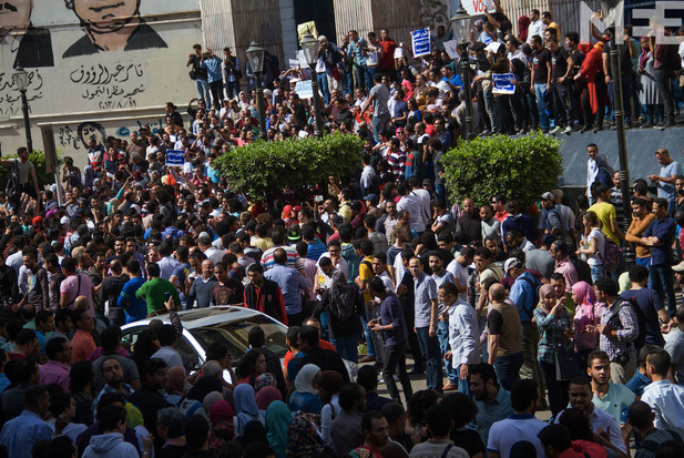 Επεισόδια στο Κάιρο: Δακρυγόνα και 50 συλλήψεις σε ογκώδη διαδήλωση [photos] - Φωτογραφία 4