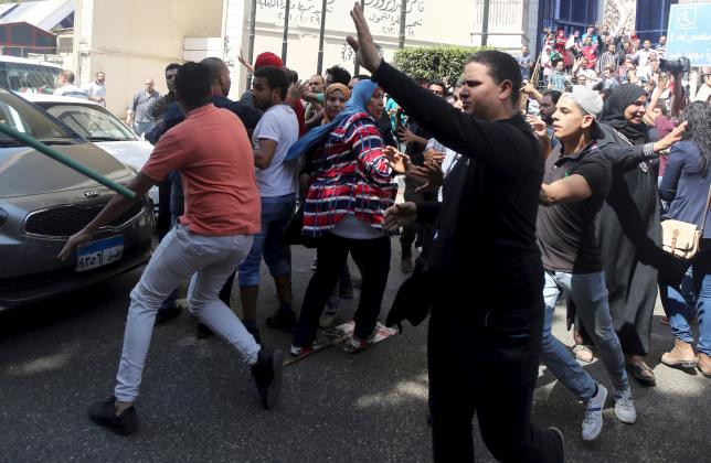 Επεισόδια στο Κάιρο: Δακρυγόνα και 50 συλλήψεις σε ογκώδη διαδήλωση [photos] - Φωτογραφία 7