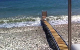 Ράμπες κολύμβησης για ΑμεΑ σε 17 παραλίες της Αττικής - Φωτογραφία 1