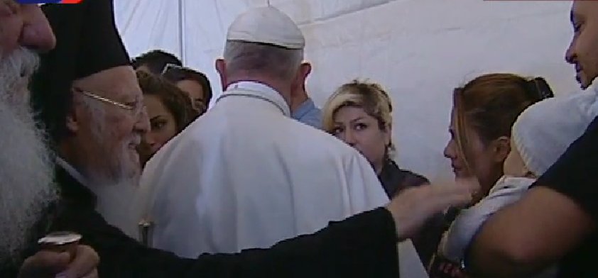 Στη Λέσβο ο Πάπας Φραγκίσκος - Ιστορική επίσκεψη για το προσφυγικό - Φωτογραφία 11