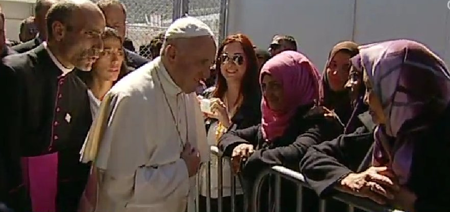 Στη Λέσβο ο Πάπας Φραγκίσκος - Ιστορική επίσκεψη για το προσφυγικό - Φωτογραφία 16