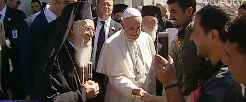 Στη Λέσβο ο Πάπας Φραγκίσκος - Ιστορική επίσκεψη για το προσφυγικό - Φωτογραφία 17