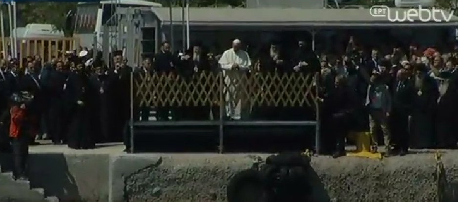 Στη Λέσβο ο Πάπας Φραγκίσκος - Ιστορική επίσκεψη για το προσφυγικό - Φωτογραφία 2