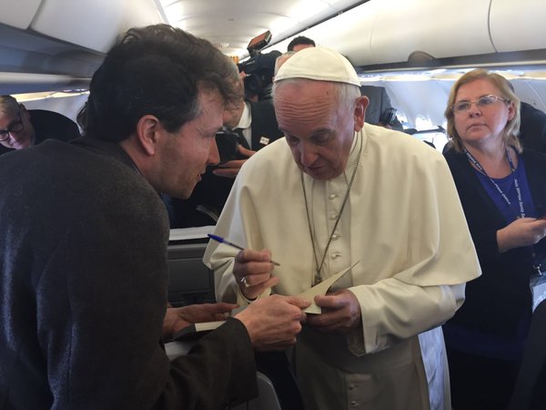 Στη Λέσβο ο Πάπας Φραγκίσκος - Ιστορική επίσκεψη για το προσφυγικό - Φωτογραφία 25