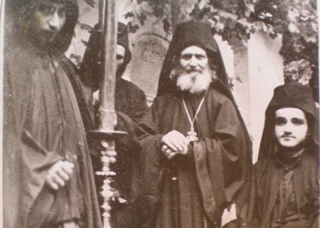 8287 - Παπα-Κύριλλος, ο ασκητής της Σκήτης της Ιεράς Μονής Κουτλουμουσίου - Φωτογραφία 2